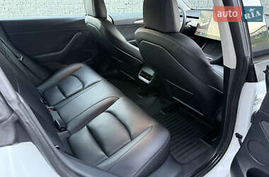 Седан Tesla Model 3 2021 в 