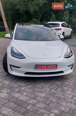 Седан Tesla Model 3 2022 в 