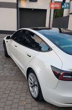 Седан Tesla Model 3 2022 в 