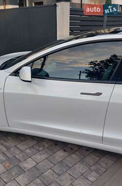 Седан Tesla Model 3 2022 в 