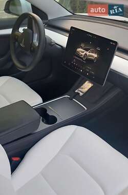 Седан Tesla Model 3 2022 в 