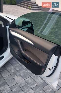 Седан Tesla Model 3 2022 в 