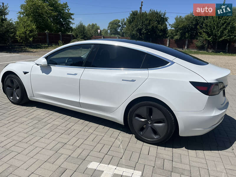 Седан Tesla Model 3 2020 в Самборі