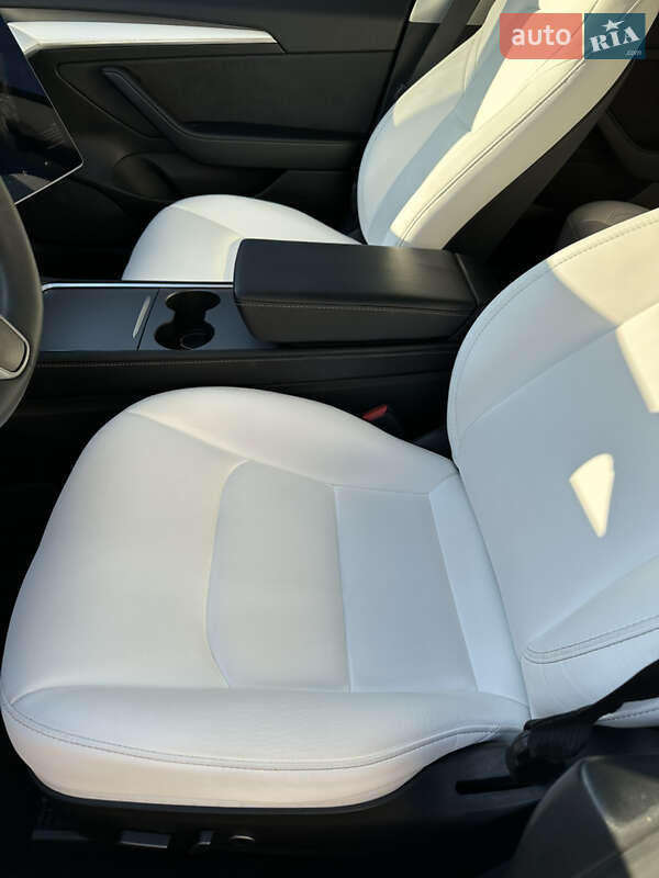 Седан Tesla Model 3 2021 в Львове