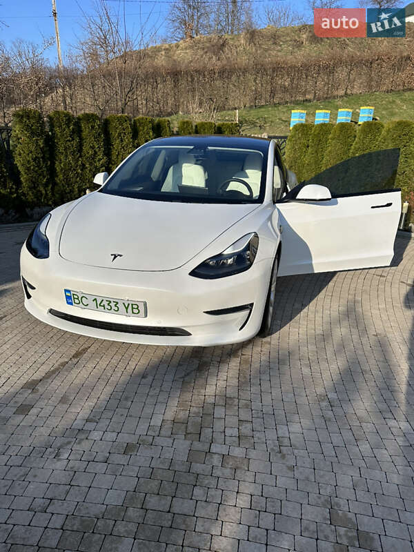 Седан Tesla Model 3 2021 в Львове