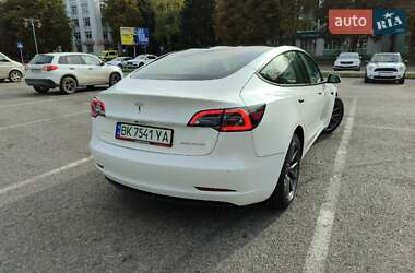 Седан Tesla Model 3 2022 в 