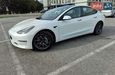 Седан Tesla Model 3 2022 в 