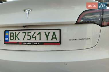 Седан Tesla Model 3 2022 в 