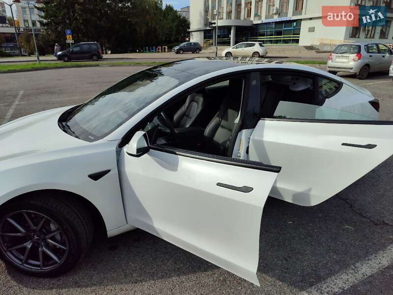 Седан Tesla Model 3 2022 в Рівному