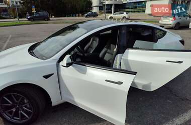Седан Tesla Model 3 2022 в 
