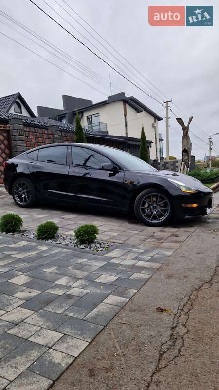 Седан Tesla Model 3 2021 в Ровно