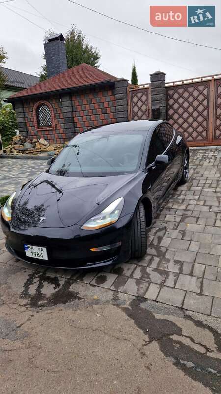 Седан Tesla Model 3 2021 в 