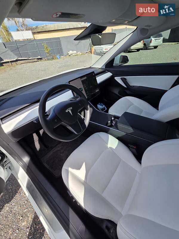 Седан Tesla Model 3 2020 в Коростені