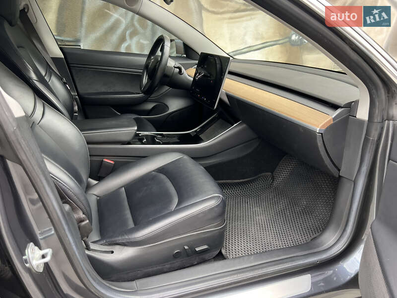 Седан Tesla Model 3 2018 в Охтирці