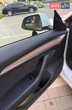Седан Tesla Model 3 2021 в 