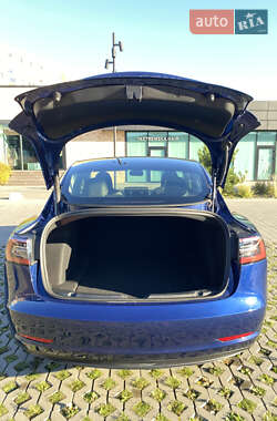 Седан Tesla Model 3 2023 в 