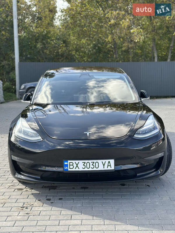 Седан Tesla Model 3 2019 в Чернівцях
