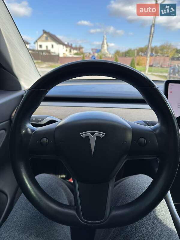 Седан Tesla Model 3 2019 в Чернівцях