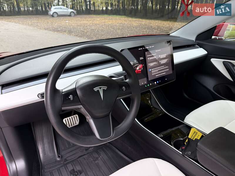 Седан Tesla Model 3 2019 в Львові