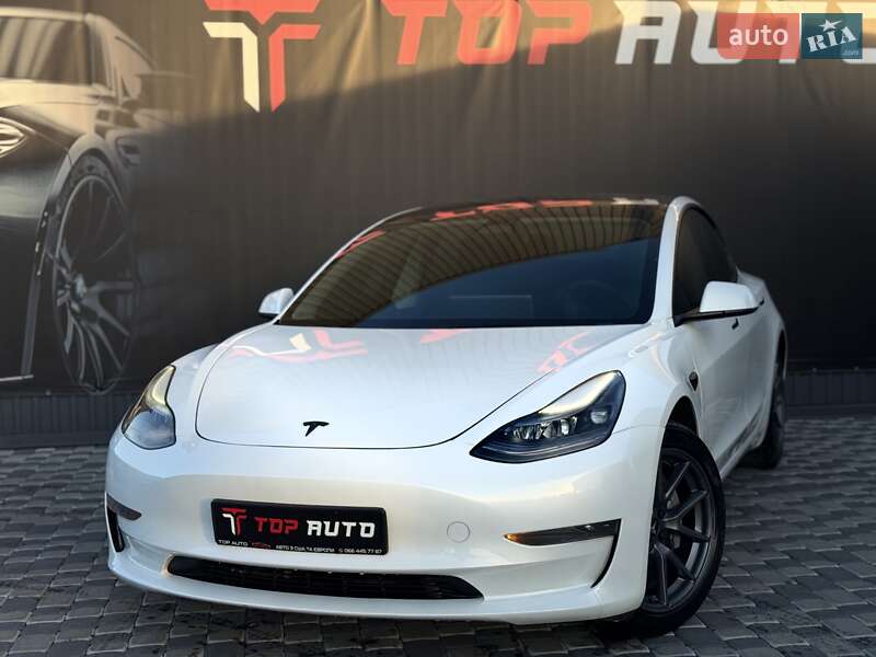 Седан Tesla Model 3 2023 в Львове