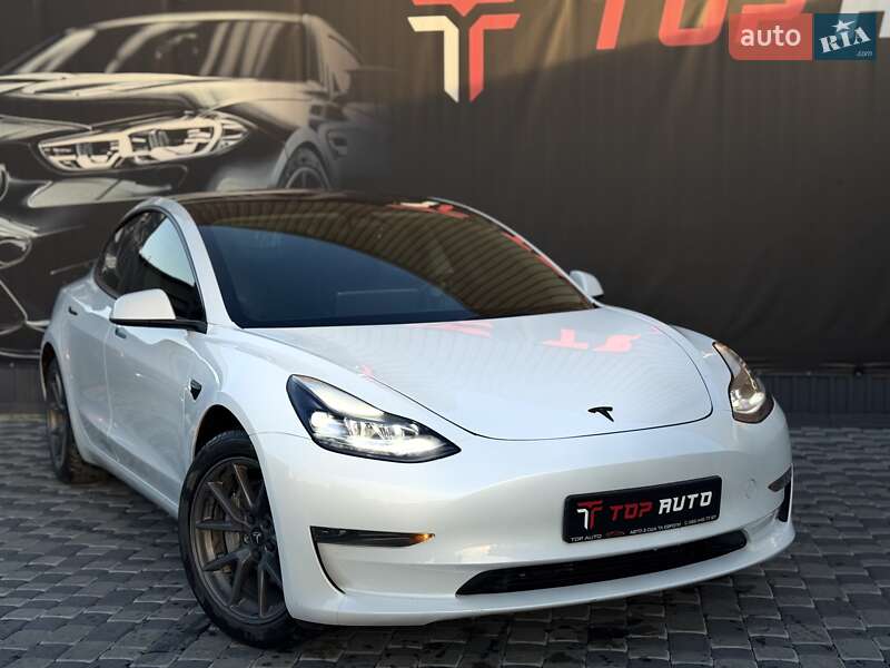 Седан Tesla Model 3 2023 в Львове