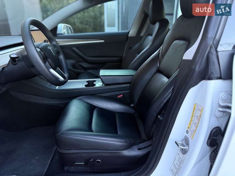 Седан Tesla Model 3 2023 в Львове
