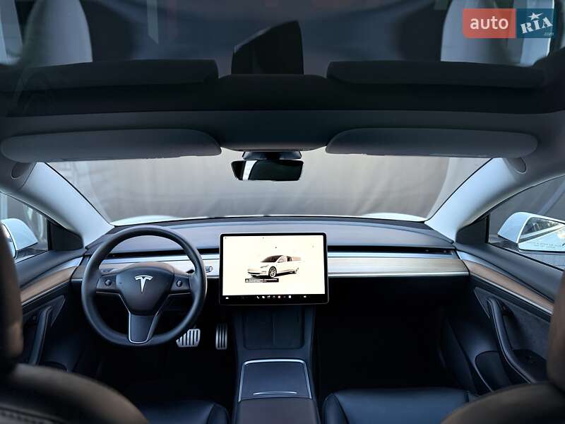 Седан Tesla Model 3 2023 в Львове