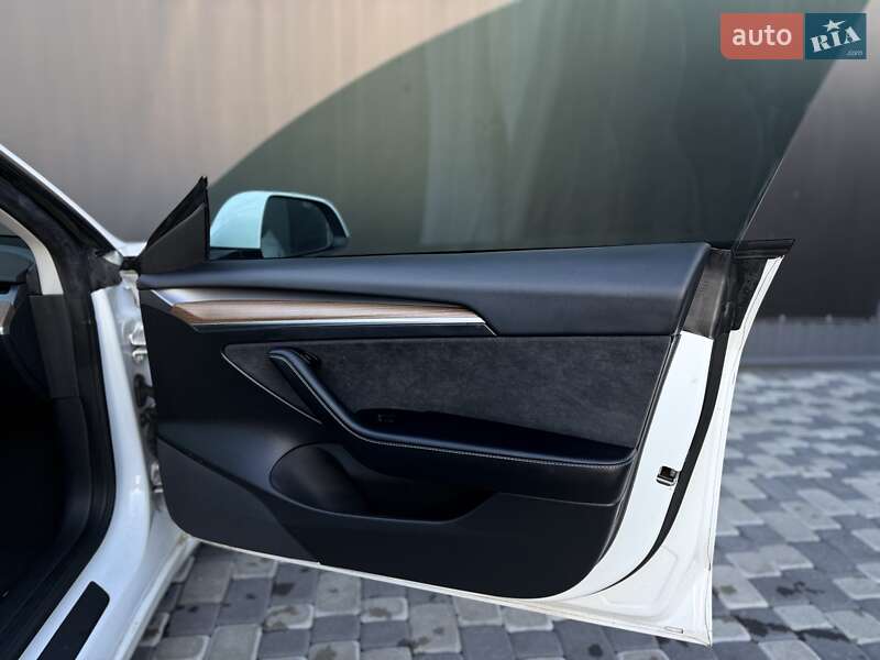 Седан Tesla Model 3 2023 в Львове