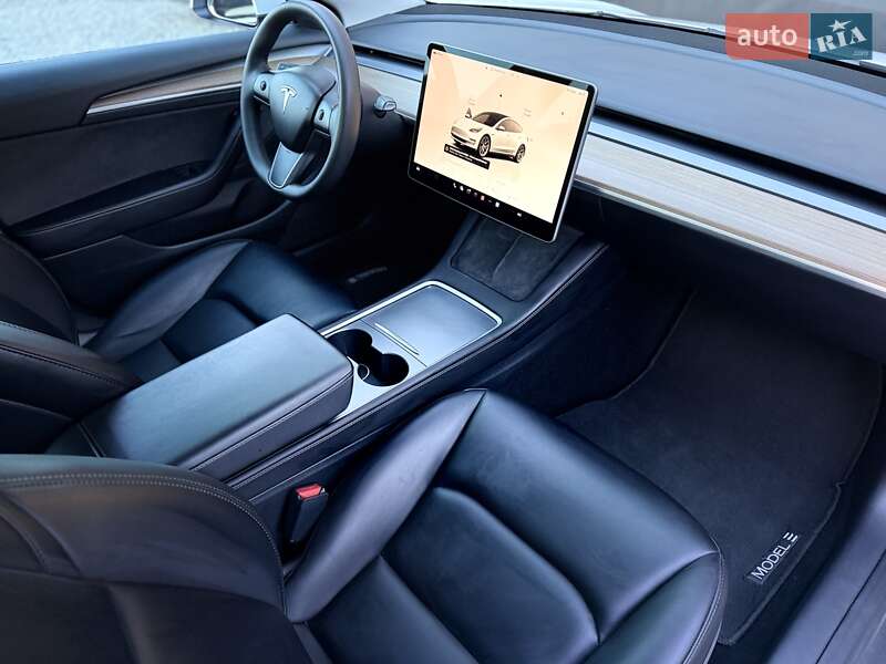 Седан Tesla Model 3 2023 в Львове