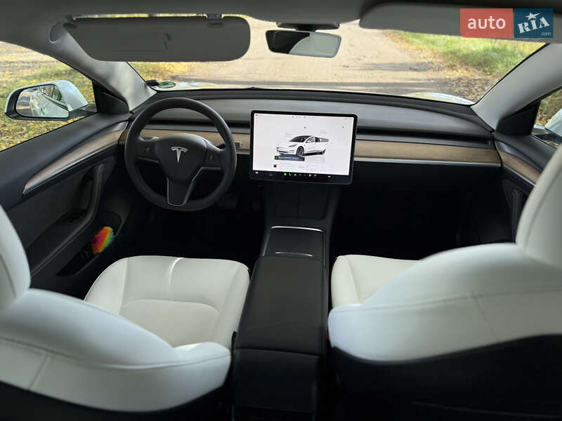 Седан Tesla Model 3 2022 в Дубні
