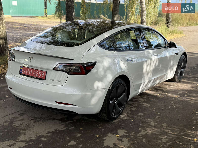 Седан Tesla Model 3 2022 в Дубні