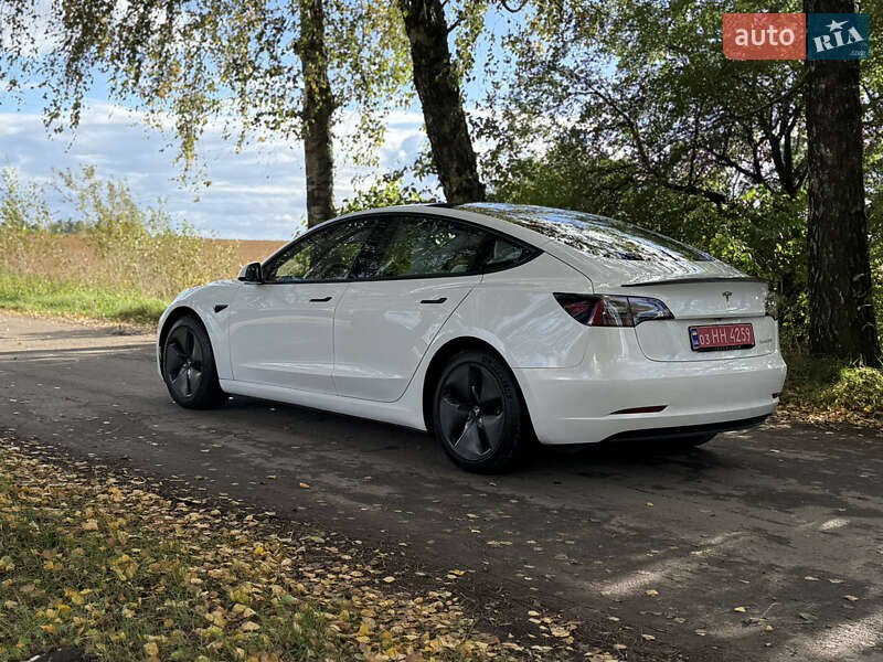 Седан Tesla Model 3 2022 в Дубні