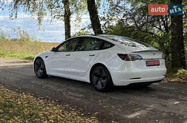 Седан Tesla Model 3 2022 в 
