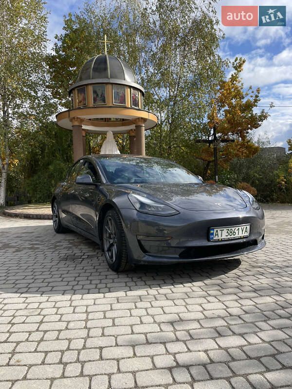 Седан Tesla Model 3 2022 в Івано-Франківську
