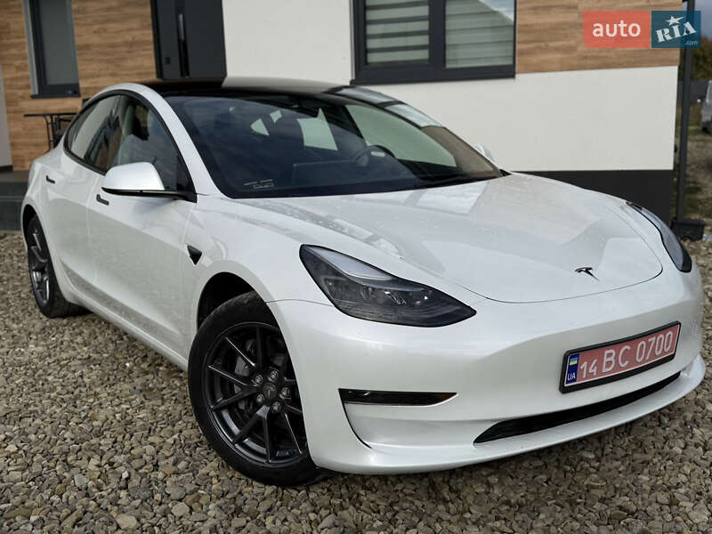 Седан Tesla Model 3 2023 в Стрию