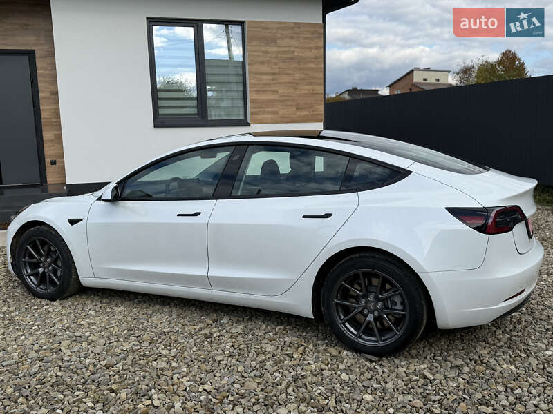 Седан Tesla Model 3 2023 в Стрию