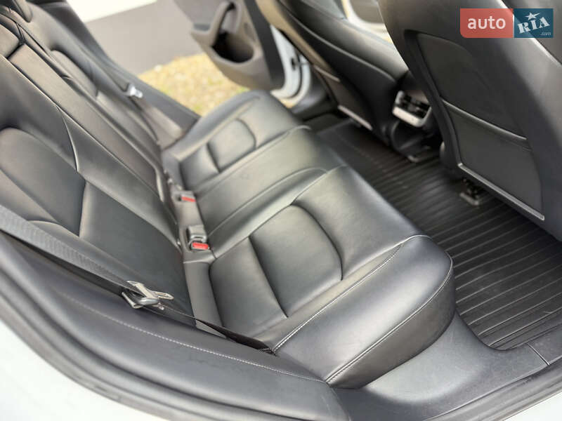 Седан Tesla Model 3 2023 в Стрию