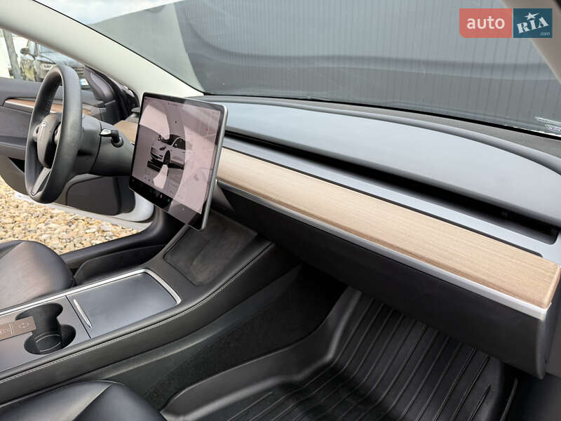 Седан Tesla Model 3 2023 в Стрию