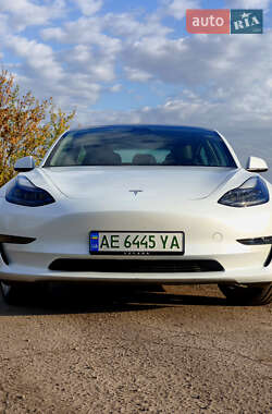 Седан Tesla Model 3 2022 в 