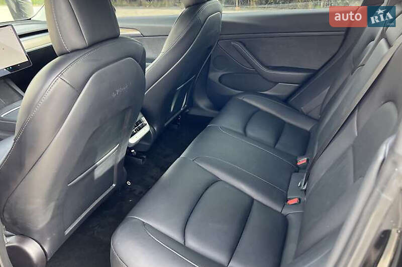 Седан Tesla Model 3 2021 в Львові