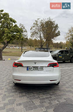 Седан Tesla Model 3 2021 в 