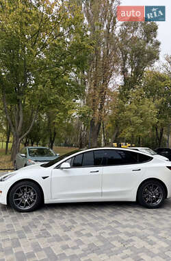 Седан Tesla Model 3 2021 в 