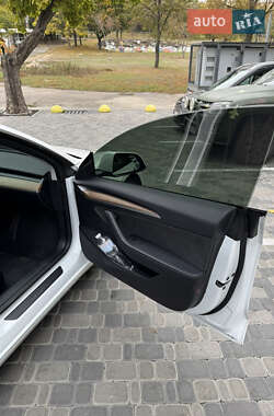 Седан Tesla Model 3 2021 в 
