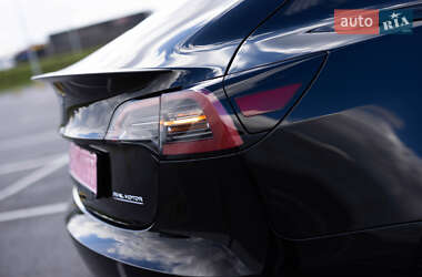 Седан Tesla Model 3 2021 в 