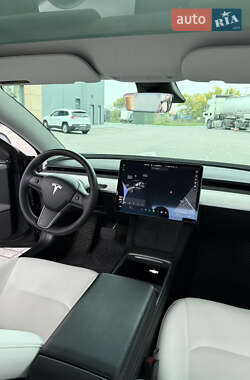 Седан Tesla Model 3 2021 в 