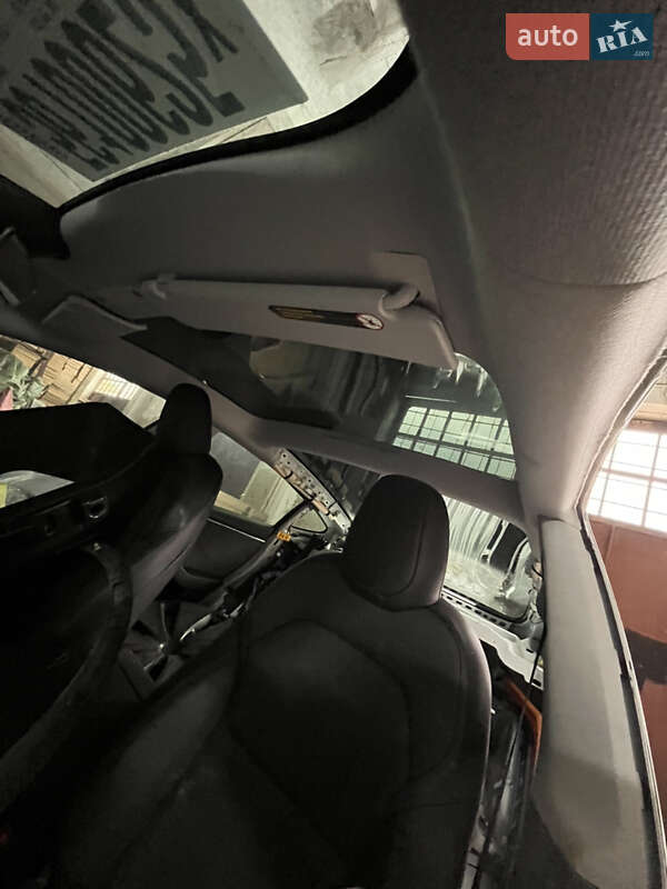 Седан Tesla Model 3 2024 в Львове