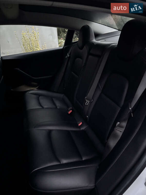 Седан Tesla Model 3 2018 в Рівному