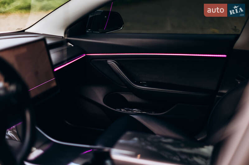 Седан Tesla Model 3 2019 в Львові