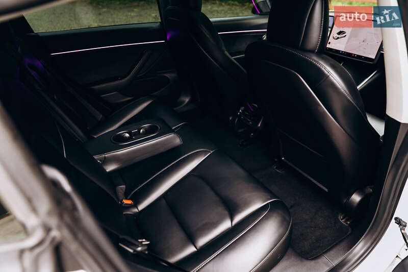 Седан Tesla Model 3 2019 в Львові