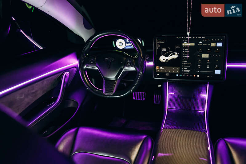 Седан Tesla Model 3 2019 в Львові